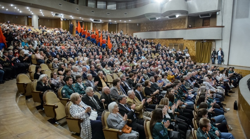 На праздновании 100-летия воронежского комсомола А. Гусев сравнил советский и современный социальные лифты