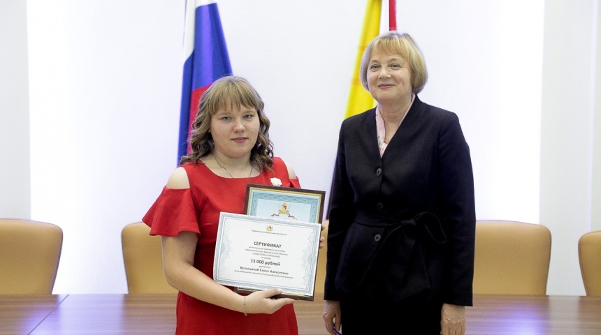 Призеры Worldskills Russia-2019 получили денежные сертификаты от правительства области