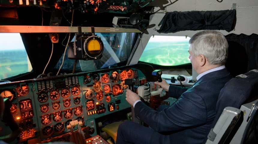 Губернатор попрактиковался в управлении бомбардировщиком СУ-34