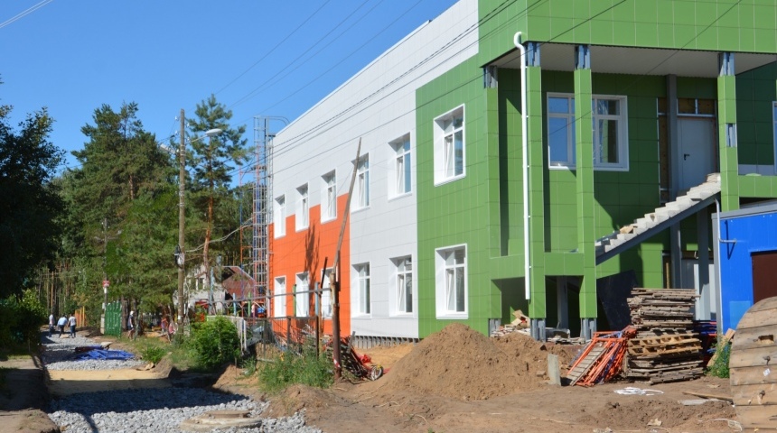 В микрорайоне Боровое близятся к завершению работы по строительству пристройки к детскому саду № 69.
