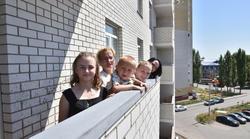 Многодетным семьям Воронежской области выделено 50 квартир