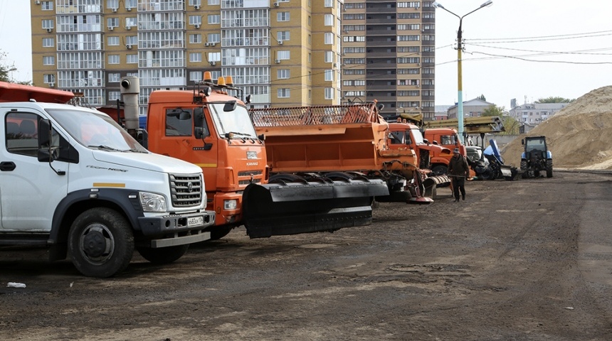 В Воронеже продолжают обновлять парк муниципальной спецтехники