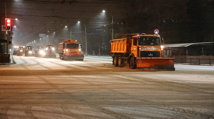 Для борьбы со снегопадом ночью на улицы города вывели около 200 единиц спецтехники