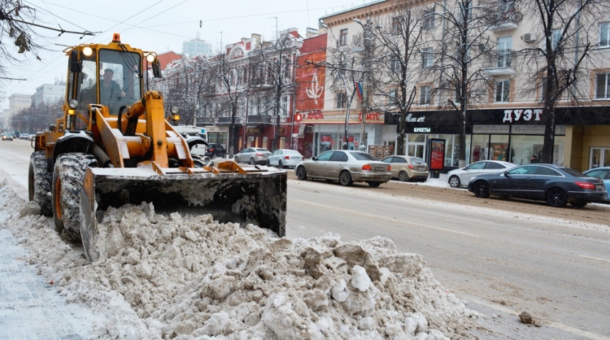 Город засыпало снегом, но коммунальщики продолжают бороться со стихией