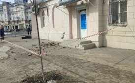 На центральной улице Воронежа обрушилась часть фасада дома