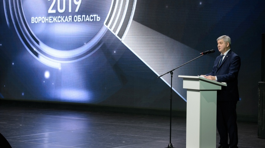 Александр Гусев вручил сертификаты на автомобили передовикам АПК