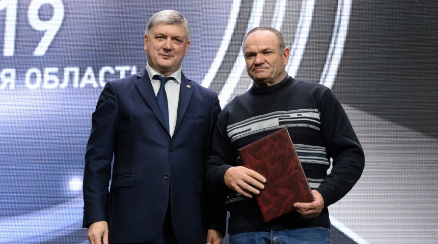 Александр Гусев вручил сертификаты на автомобили передовикам АПК