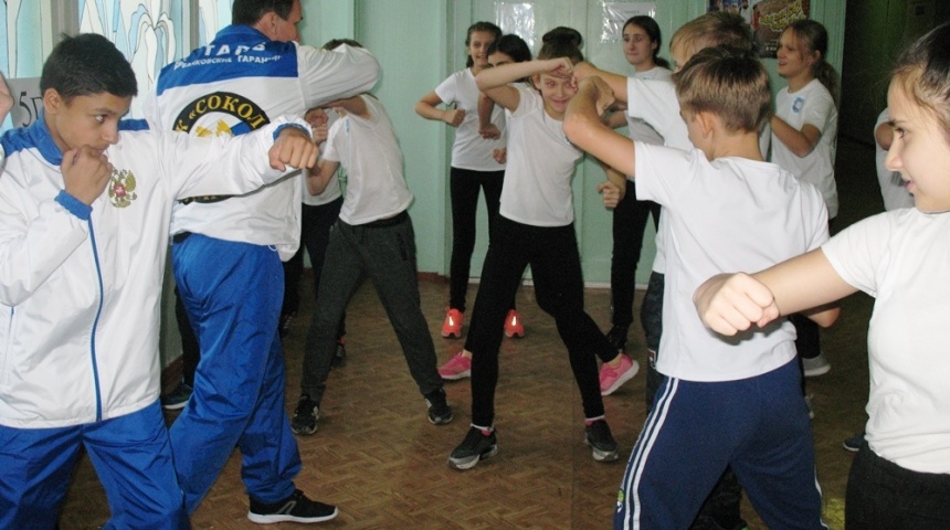 Звезды спорта всероссийского уровня провели со школьниками Воронежа урок двигательной активности