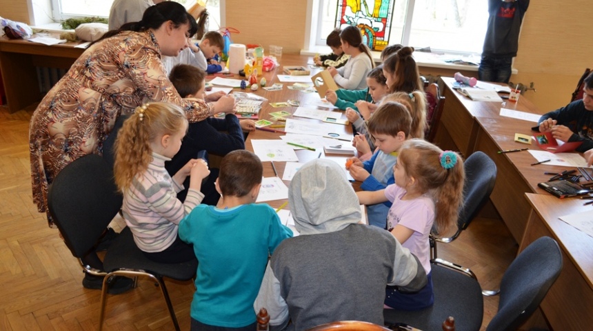 Дети из пункта временного размещения в санатории имени Дзержинского поучаствовали в пасхальном мастер-классе с подарками