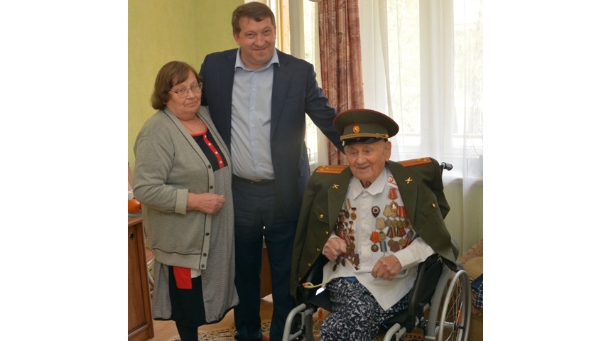 Принимавший участие в штурме Рейхстага ветеран получил в Воронеже новый парадный китель