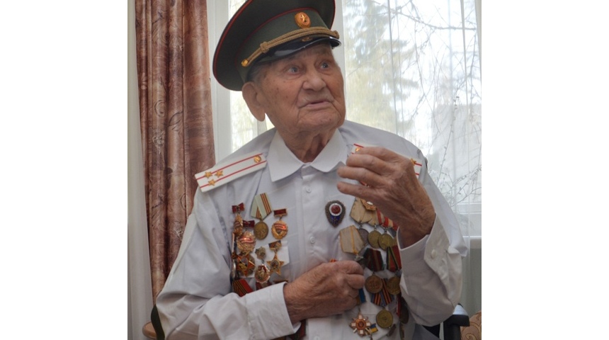 Принимавший участие в штурме Рейхстага ветеран получил в Воронеже новый парадный китель