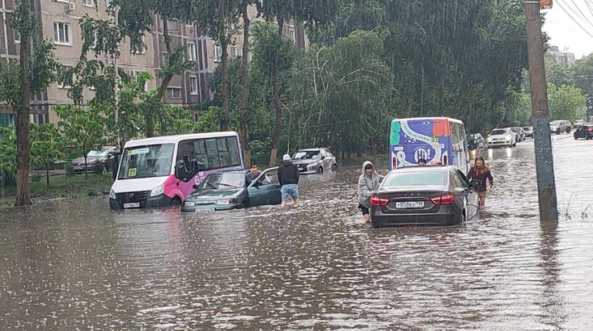 Сильный ливень затопил улицы Воронежа