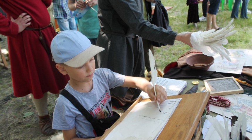 Фестиваль «Наша история»: воронежцы научились писать гусиным пером и собирать автомат