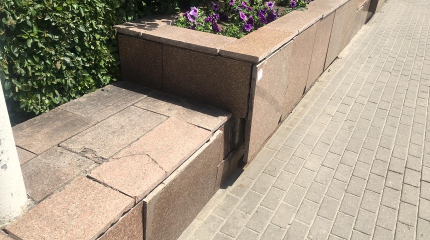 Ограда Кольцовского сквера требует ремонта