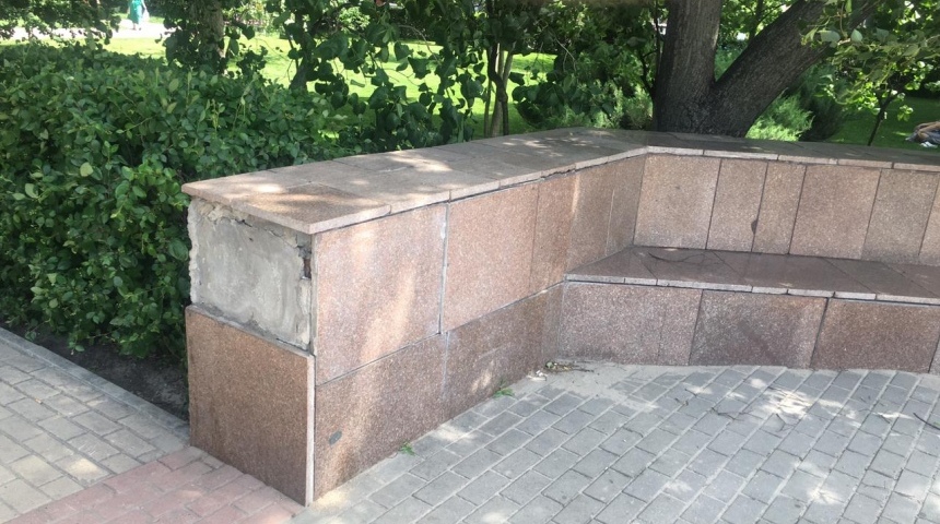 Ограда Кольцовского сквера требует ремонта