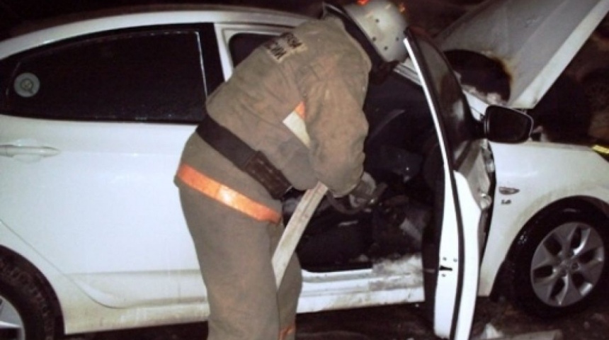 Ночной пожар уничтожил в Воронеже два автомобиля 