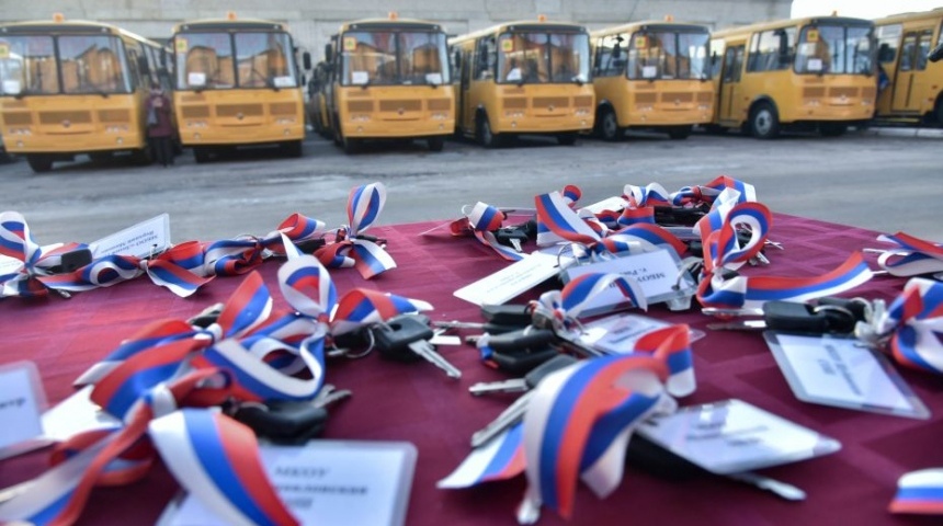 Школам Воронежской области переданы 55 новых автобусов для перевозки детей 