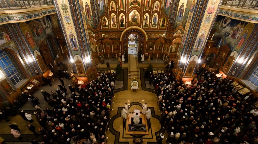 В Благовещенском кафедральном соборе в праздничную ночь собрались сотни воронежцев