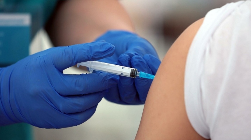 Идею обязательной вакцинации россияне стали поддерживать чаще, но большинство - против