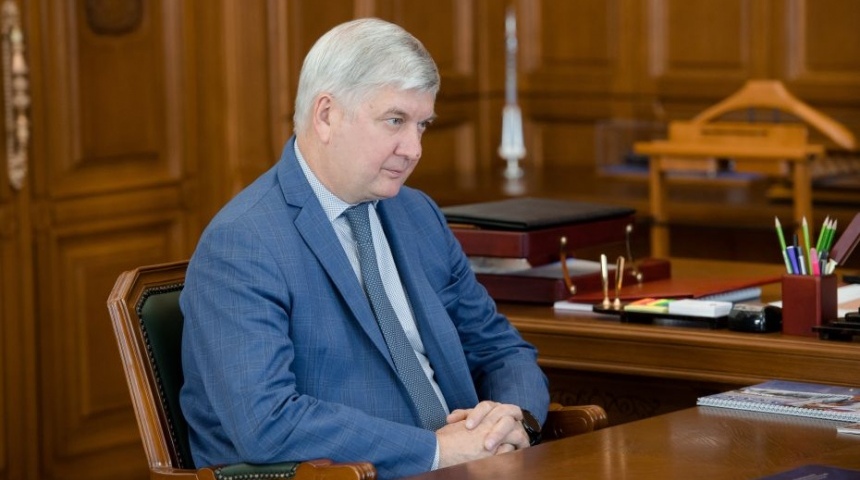 Воронежский губернатор передал российским войскам 8 автомобилей и генераторы