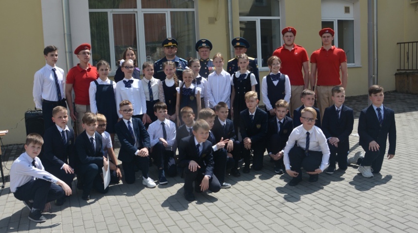 Воронежские школьники приняли участие в смотре-конкурсе строя и песни