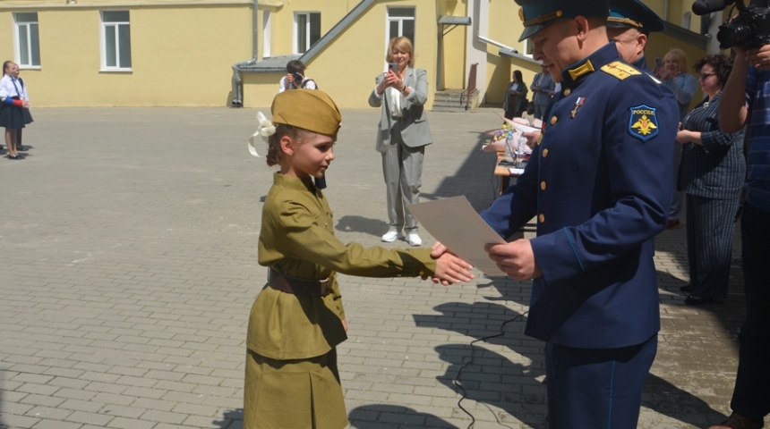 Воронежские школьники приняли участие в смотре-конкурсе строя и песни