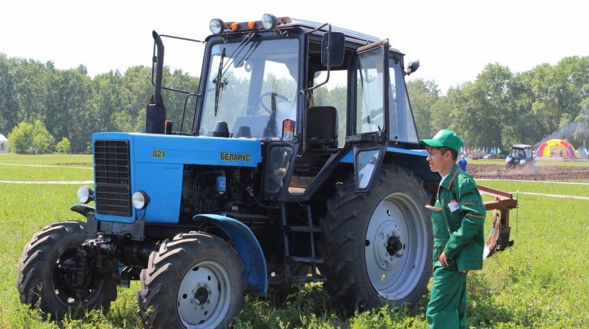 Работодатели в Воронежской области ищут квалифицированных трактористов и плотников