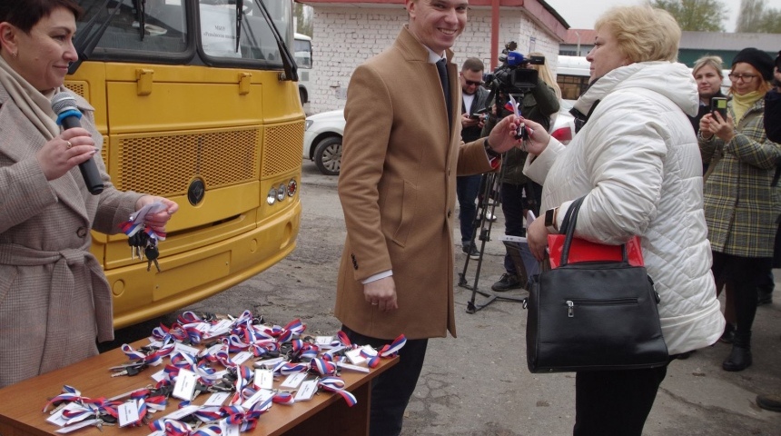 В школы Воронежской области направлены 38 новых автобусов
