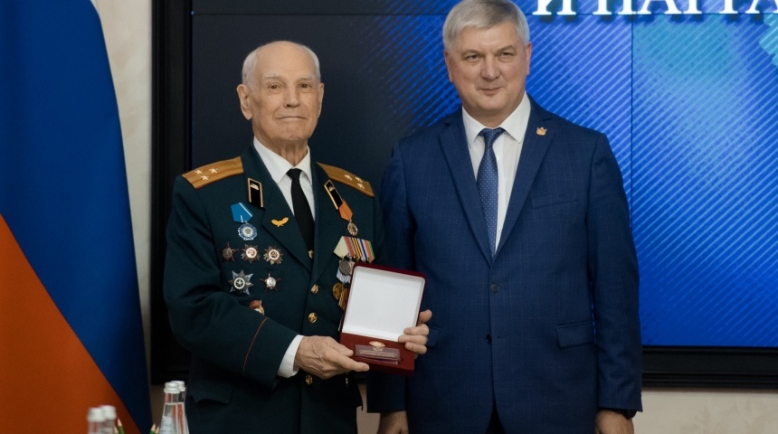 Государственные награды РФ и региона вручил воронежцам губернатор Александр Гусев