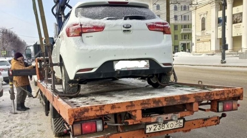 В Воронеже продолжается эвакуация автомобилей с нечитаемыми номерами на штрафстоянки