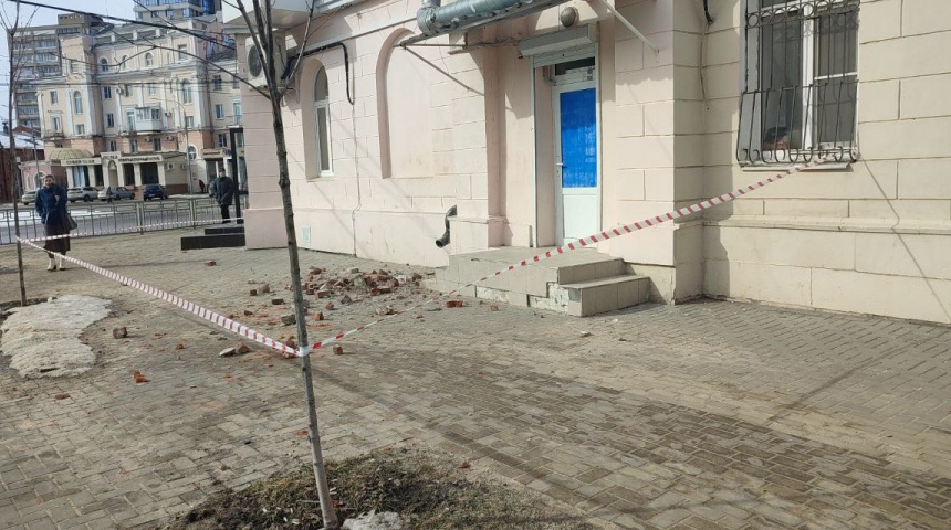 На центральной улице Воронежа обрушилась часть фасада дома