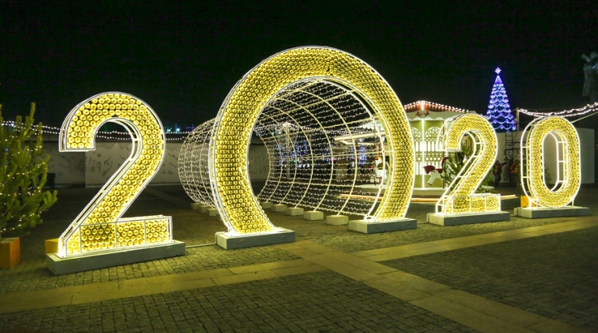 В Воронеже на площади Ленина завершились работы по оформлению главной городской новогодней площадки к предстоящим праздникам