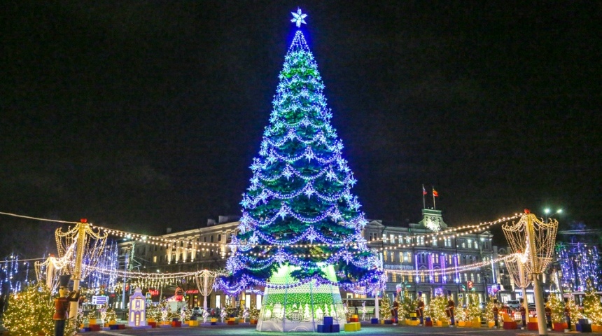 В Воронеже на площади Ленина завершились работы по оформлению главной городской новогодней площадки к предстоящим праздникам
