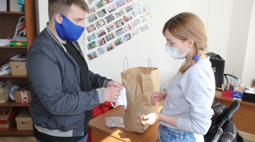 Житель Воронежа подарил волонтерам акции #МыВместе партию многоразовых масок