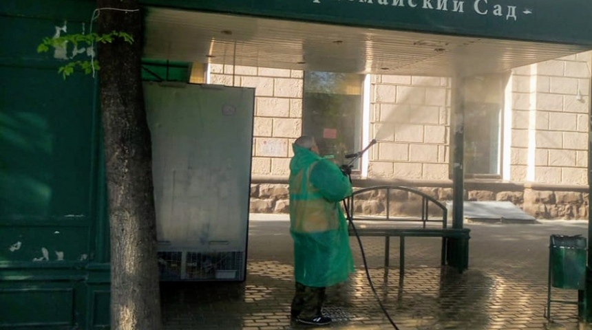 В Воронеже продолжаются работы по санитарной обработке остановочных павильонов