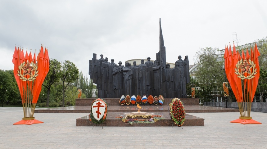 Губернатор Воронежской области почтил память погибших в Великой Отечественной войне