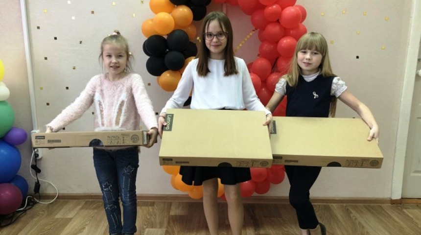 Талантливые дети Воронежской области получают в дар ноутбуки при содействии Женсовета ГС «ЛИДЕР»
