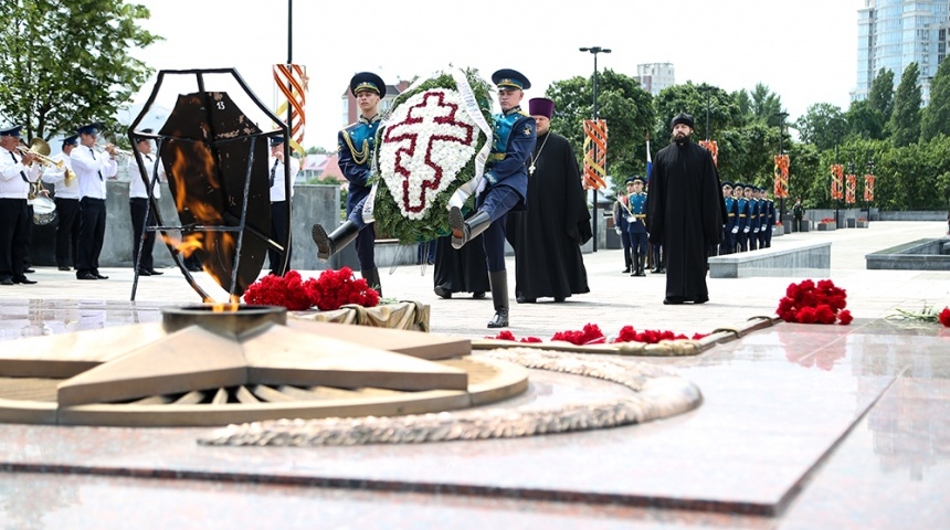 В Воронеже в День памяти и скорби возложили цветы и венки к могиле Неизвестного солдата
