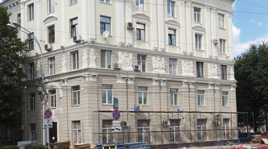 При проведении капремонта фасадов в Воронеже восстанавливаются элементы архитектурного декора