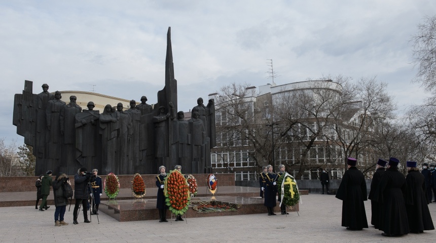 Власти Воронежской области почтили память погибших воинов, чьи имена остались неизвестными