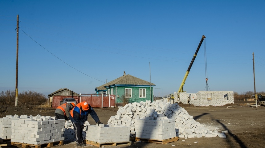 Строительство домов в Николаевке идет по графику