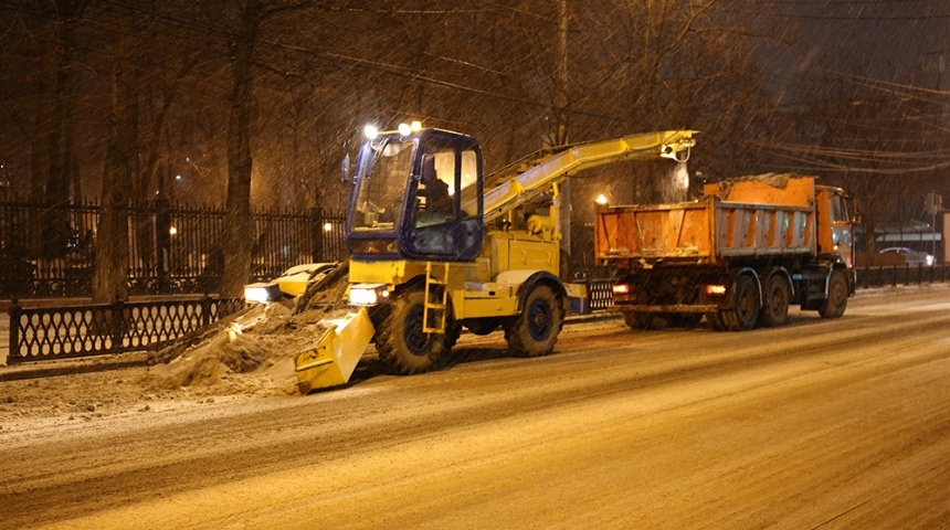 Для борьбы со снегопадом ночью на улицы города вывели около 200 единиц спецтехники