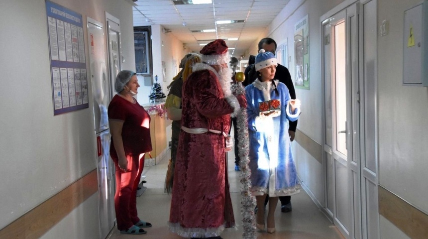 Дед Мороз в белом халате принёс сладкие подарки малышам детской клинической больницы