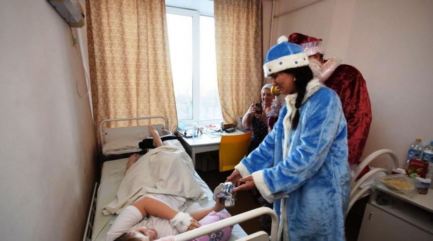 Дед Мороз в белом халате принёс сладкие подарки малышам детской клинической больницы