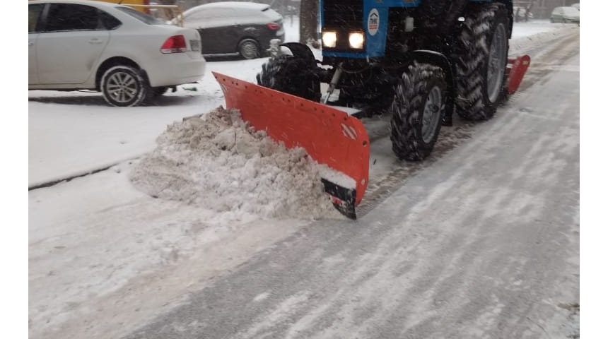 С начала снегопадов в Воронеже тракторы УК при уборке снега во дворах многоэтажек проехали больше 10 тысяч километров
