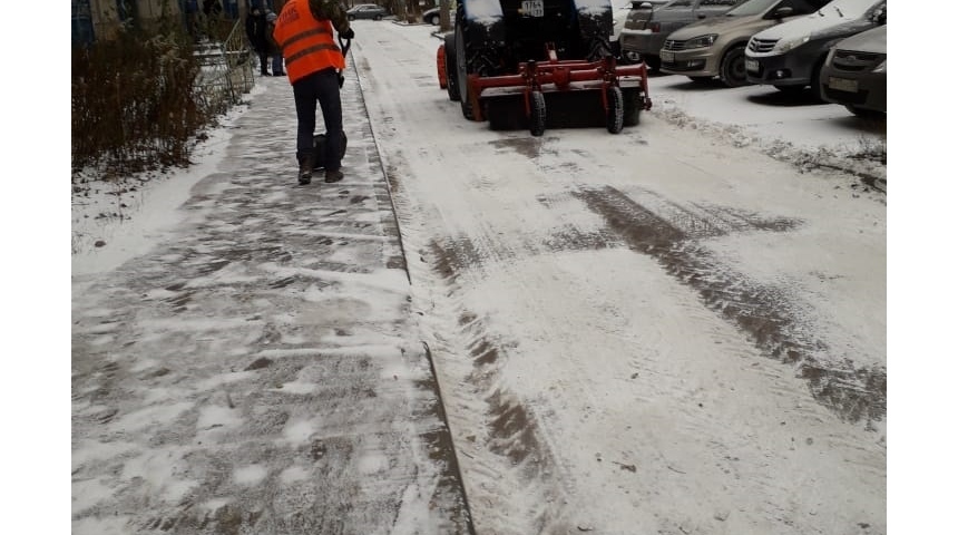 С начала снегопадов в Воронеже тракторы УК при уборке снега во дворах многоэтажек проехали больше 10 тысяч километров