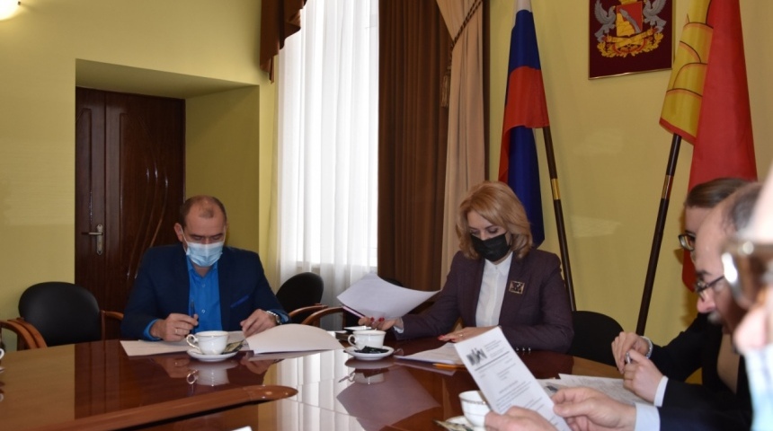 Произведения 12 воронежских авторов издадут за счет областного бюджета