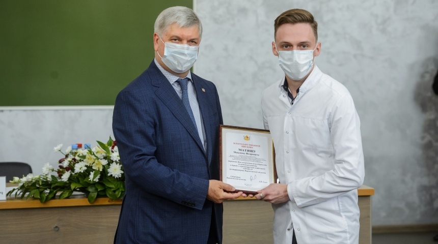 «От чистого сердца»: Александр Гусев встретился со студентами-медиками, помогающими в борьбе с COVID-19