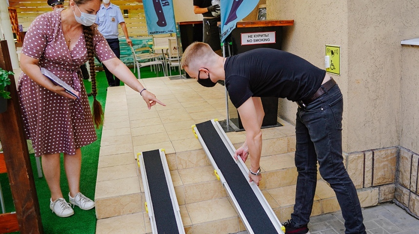 В Воронеже проверили учреждения общепита на предмет доступности для людей с ограниченными возможностями