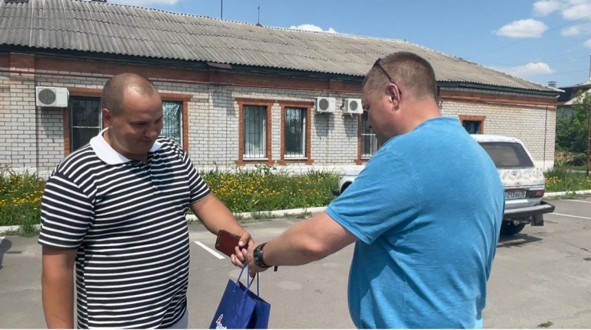 «Герои среди нас»: в Воронежской области наградили мужчину, спасшего на пожаре мать с пятью детьми